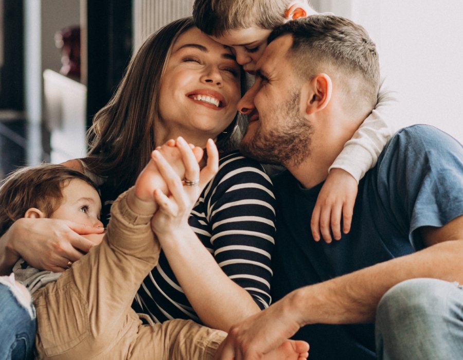 Familia compartiendo un momento de cercanía