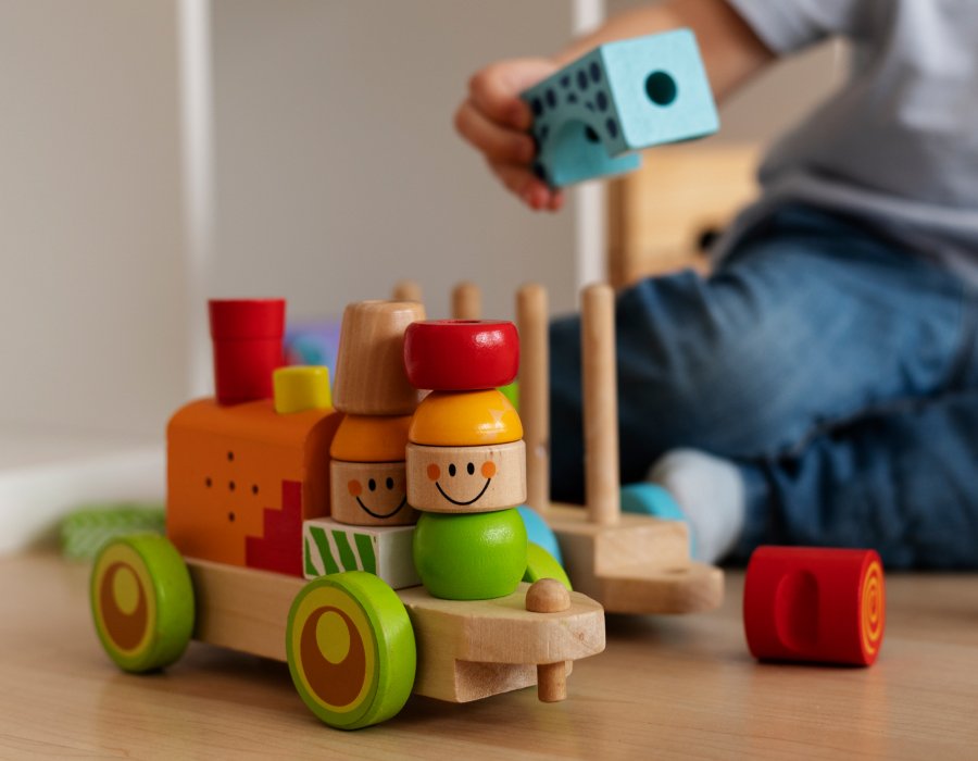 Niña expresándose mediante una actividad creativa
