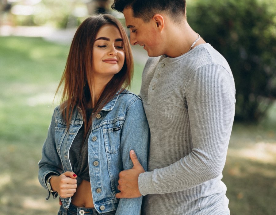 Pareja conversando durante una sesión